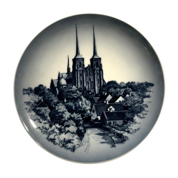 ROYAL COPENHAGEN Denmark "ROSKILDE DOMKIRKE - CATHEDRAL" Vintage Collector Plate - Picture 1 of 2